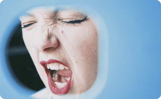 Vred kvinde råber med lukkede øjne